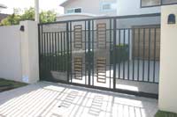 Sliding gate with slats